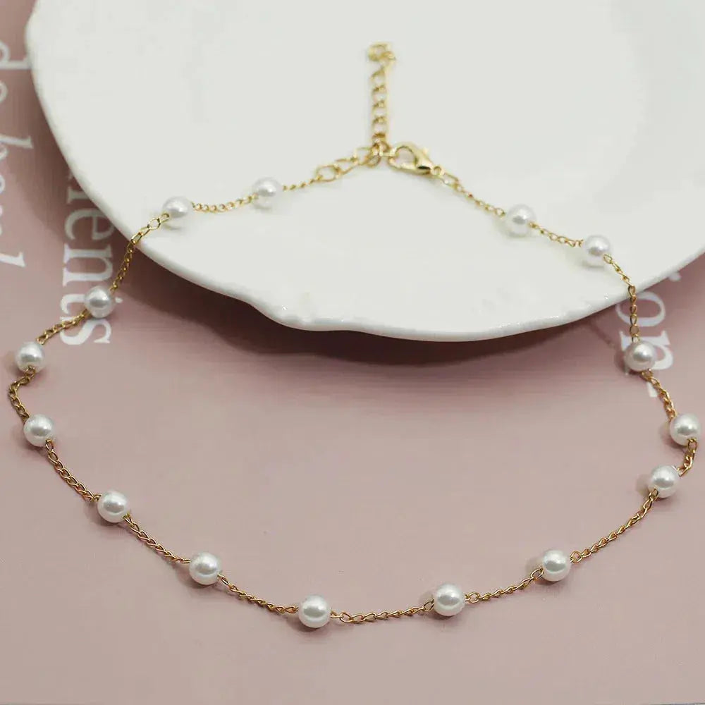Elegant Gold Necklace with Pearls